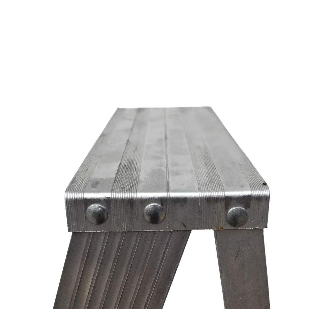Escalera de Tijera Aluminio Akron 7 Escalones con Plataforma de Aluminio y Porta Cubeta 77-25